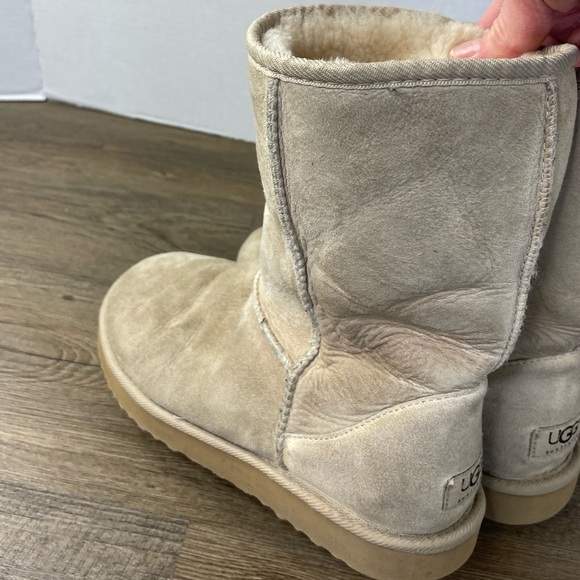 UGG Women’s Classic Short II Sheepskin Boot, size 8 - Picture 5 of 9